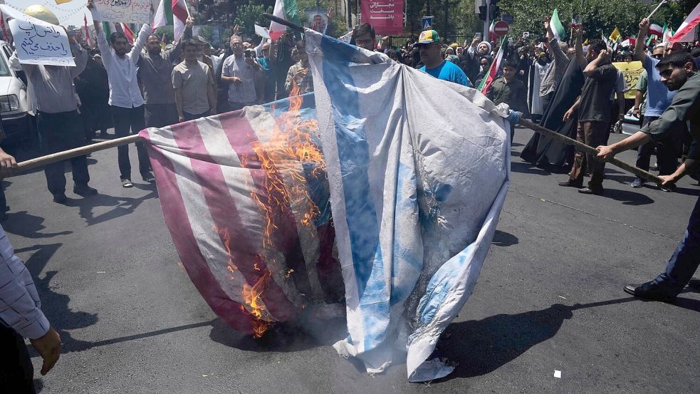 Im Iran wird gegen die Angriffe Israels und auch gegen dessen wichtigsten Partner USA demonstriert Foto: Vahid Salemi/AP/dpa