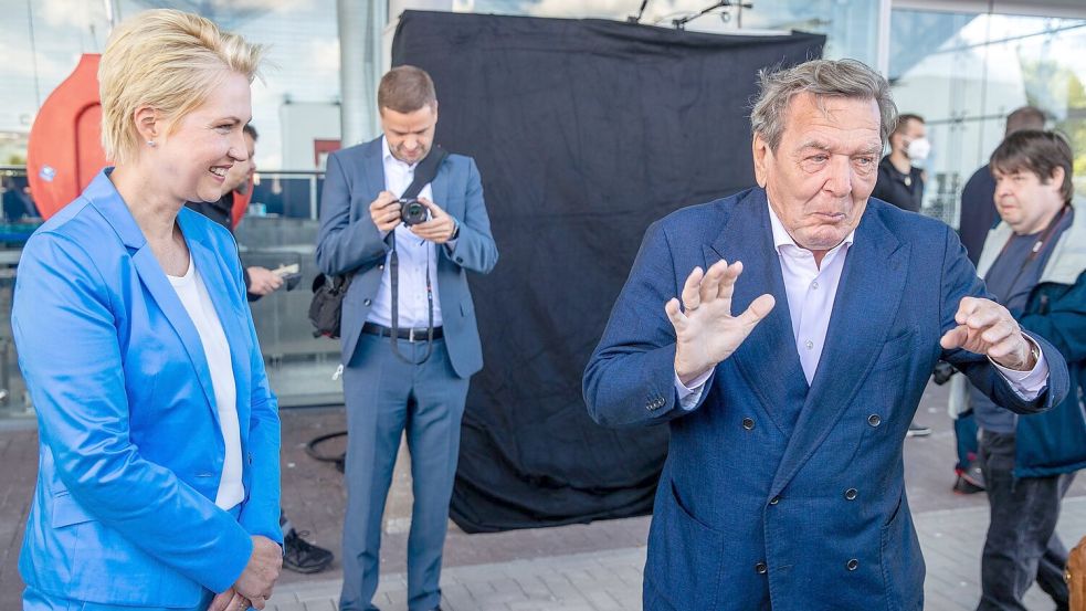 Der Landtagsausschuss zur Klimastiftung MV beharrt darauf, dass der frühere Bundeskanzler Gerhard Schröder (SPD) persönlich vor dem Gremium aussagt. (Archivbild) Foto: Jens Büttner/dpa-Zentralbild/dpa