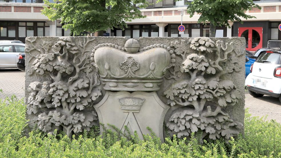 So wie dieses Wappen zum Teil von der Hecke verdeckt wird, bleibt auch ein Teil der Stadtgeschichte im Dunkeln. Foto: Romuald Banik