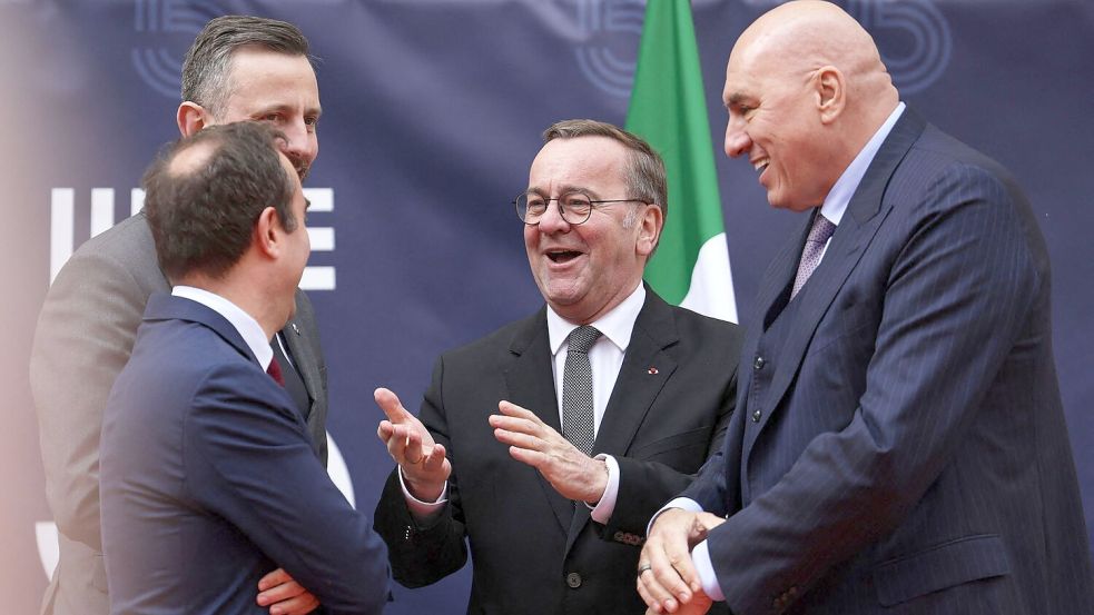 Italiens Verteidigungsminister Guido Crosetto (rechts) bei einem Treffen mit Verteidigungsminister Boris Pistorius (Mitte). (Foto: Archiv) Foto: Thibaud Moritz/AFP/dpa