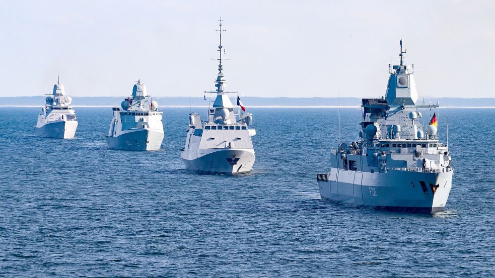 Kriegsschiffe verschiedenere Nationen nehmen am maritimen Großmanöver «Northern Coasts 23» in der Ostsee vor der Küste Lettlands teil. Das unter deutscher Führung bis zum 23.09.2023 stattfindende Manöver der Seestreitkräfte hat das Ziel, taktische Verfahren zur Landes- und Bündnisverteidigung in küstennahen Gewässern zu üben. An der Übung, die auch die Zusammenarbeit zwischen den Ländern im Ostseeraum stärken soll, sind 3.200 Soldatinnen und Soldaten aus 14 Nationen beteiligt. +++ dpa-Bildfunk +++ Foto: Bernd von Jutrczenka