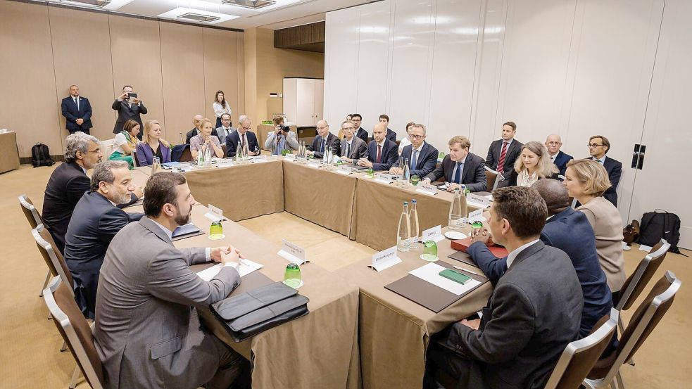 Die Außenminister von Deutschland, Frankreich und Großbritannien verhandeln in Genf mit ihrem iranischen Kollegen Abbas Araghtschi über eine diplomatische Lösung im Atomkonflikt mit Teheran. Foto: Thomas Trutschel/Photothek Media Lab/dpa