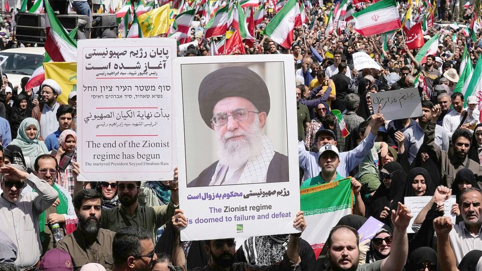 In Teheran wird gegen die israelischen Angriffe protestiert. Foto: Vahid Salemi/AP/dpa