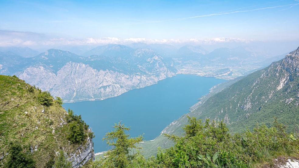 Die Strecke rund um den Gardasee in Oberitalien ist bei Radfahrern beliebt. (Archivbild) Foto: Daniel Reinhardt/dpa