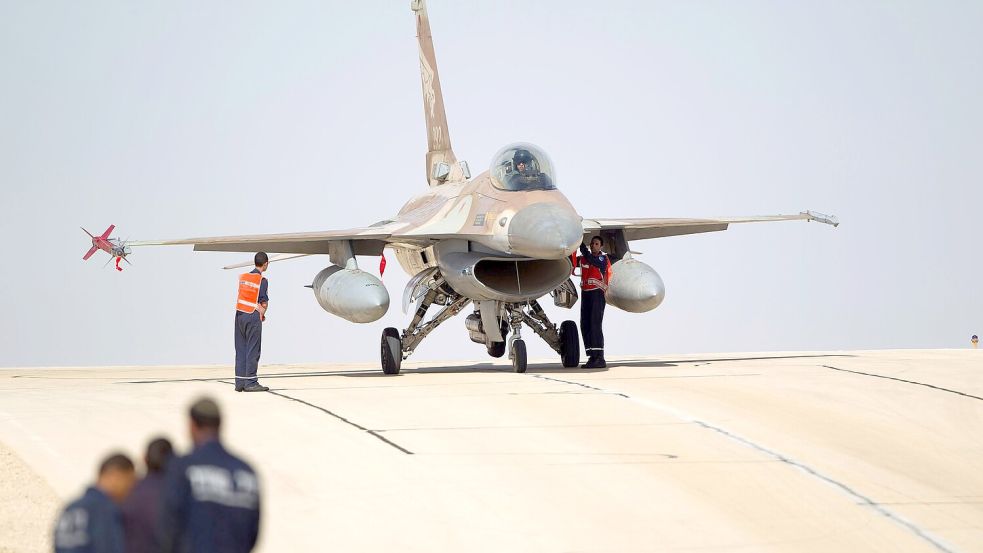 Israels Luftwaffe greift nach eigenen Angaben erneut Ziele im Iran an. (Archivbild) Foto: Ariel Schalit/AP/dpa