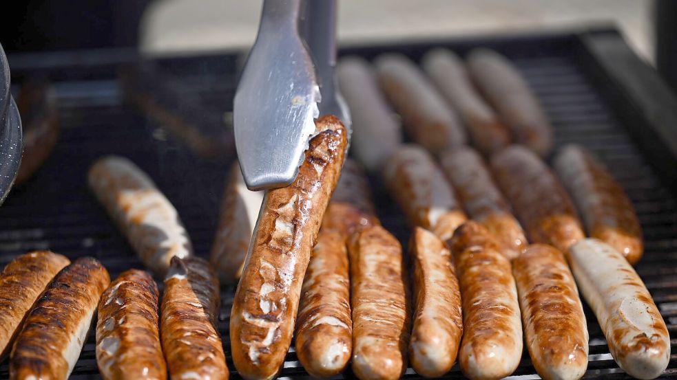 Fleisch auf dem Grill muss für viele sein. (Archivbild) Foto: Martin Schutt/dpa