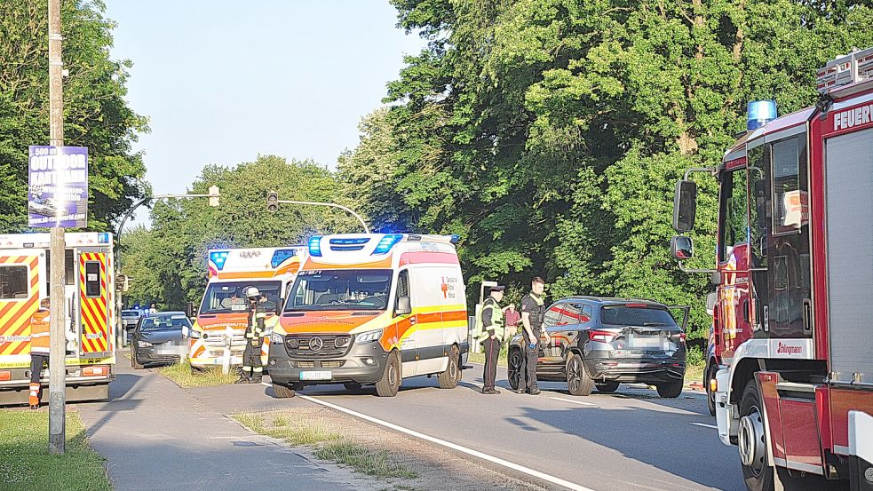 Die Bundesstraße 436 musste nach dem Unfall gesperrt werden. Foto: Bodo Wolters