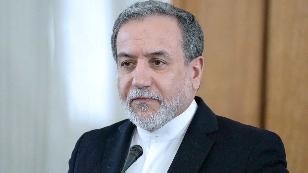 Der Iran will laut Außenminister Araghtschi nicht verhandeln, solange Israels Angriffe andauern. (Archivbild) Foto: Vahid Salemi/AP/dpa