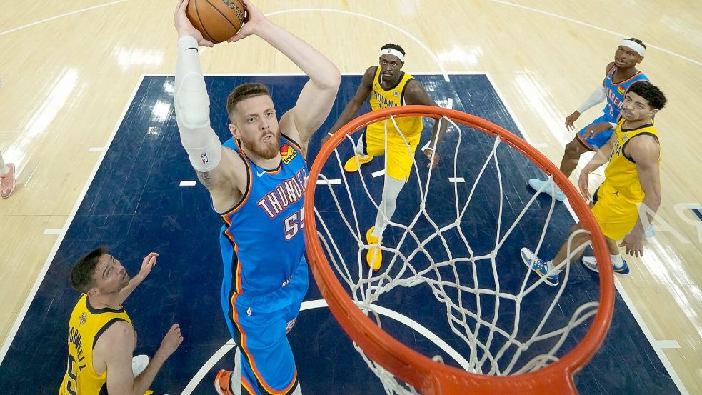 Isaiah Hartenstein hat im letzten Spiel der Saison Heimrecht mit den Oklahoma City Thunder. Foto: Abbie Parr/AP/dpa