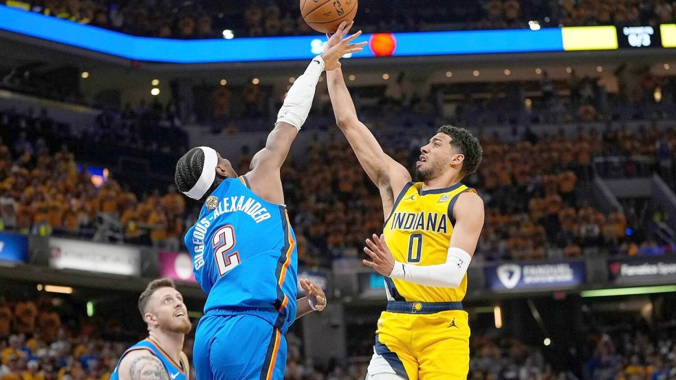 Gilgeous-Alexander (links) und Haliburton sind die Anführer ihrer Teams - aber nicht die Alleinunterhalter. Foto: Abbie Parr/AP/dpa