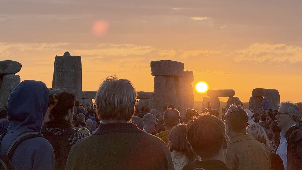 Am Steinkreis Stonehenge in Englang feierten Menschen die Mittsommernacht. Foto: Zhanna Manukyan/PA Wire/dpa