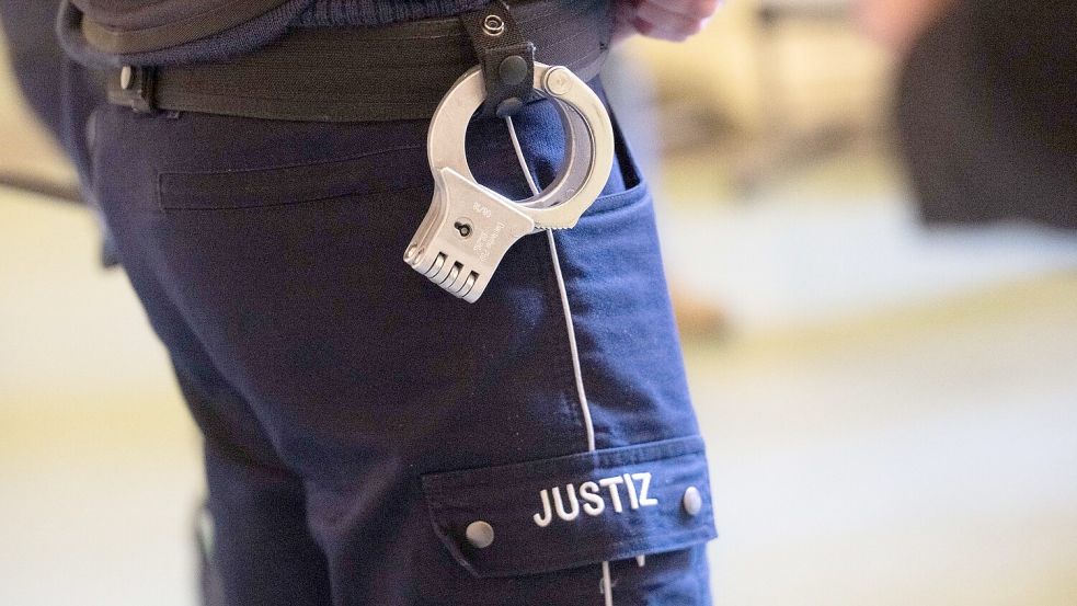 Bei der Flucht aus dem Gerichtssaal verletzte der Straftäter einen JVA-Beamten. (Symbolbild) Foto: Benjamin Westhoff/dpa