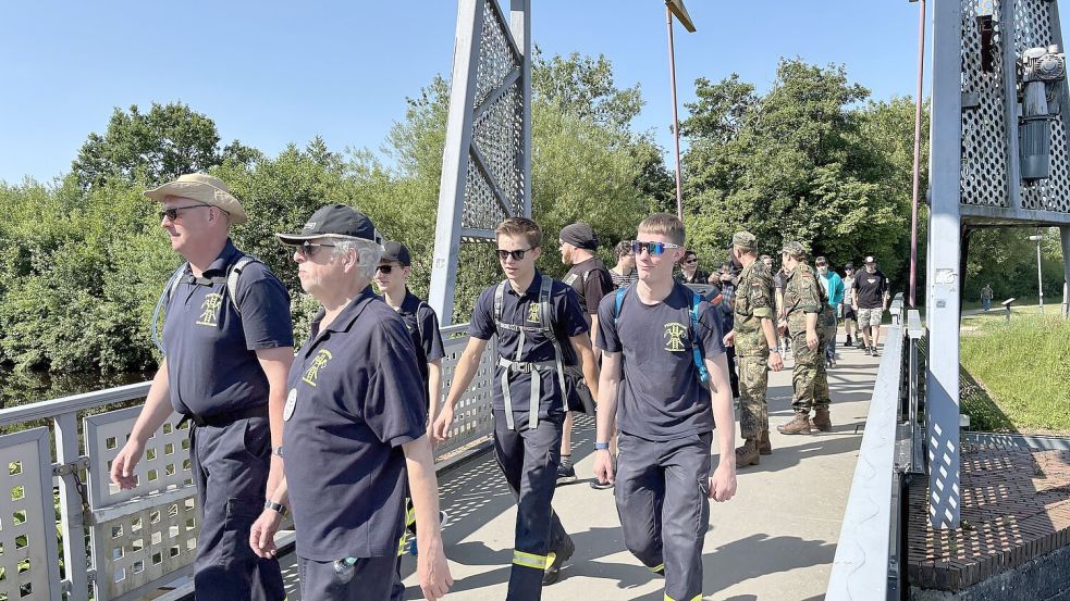 Am Großen Sett in Aurich startete am Samstag der Marsch der Wertschätzung. Unter anderem war ein Team der Ortsfeuerwehr Wallinghausen dabei. Foto: Mieke Matthes