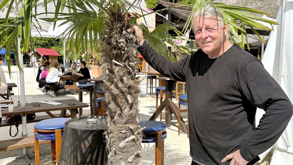 Wie wäre es mit einem Softeis unter Palmen in Wiesmoor? Schausteller Michael Langenscheidt aus Leer hat alles dafür vorbereitet. Foto: Nicole Böning