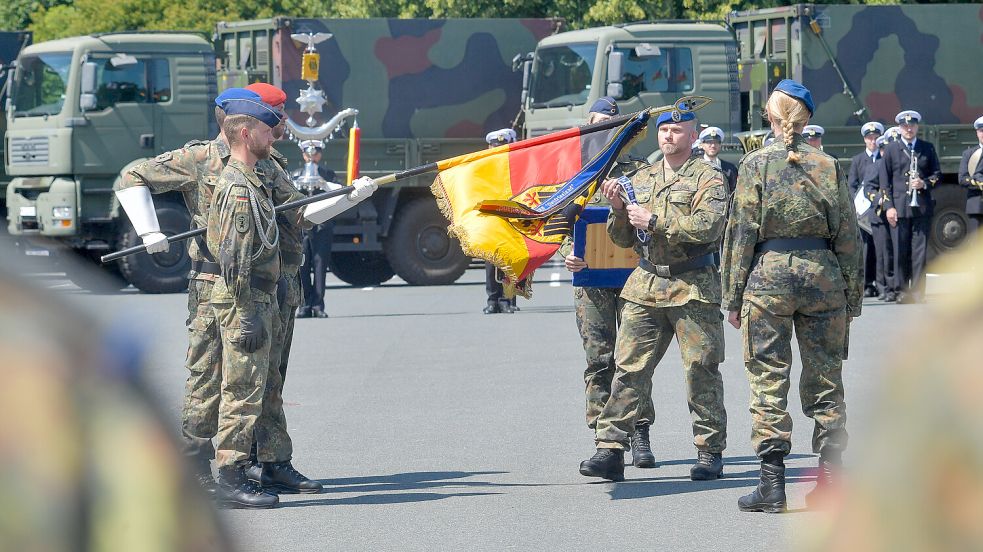Ab jetzt ziert ein Fahnenband für Auslandseinsätze die Truppenfahne des Kommandos SES „Ostfriesland“. Foto: Klaus Ortgies