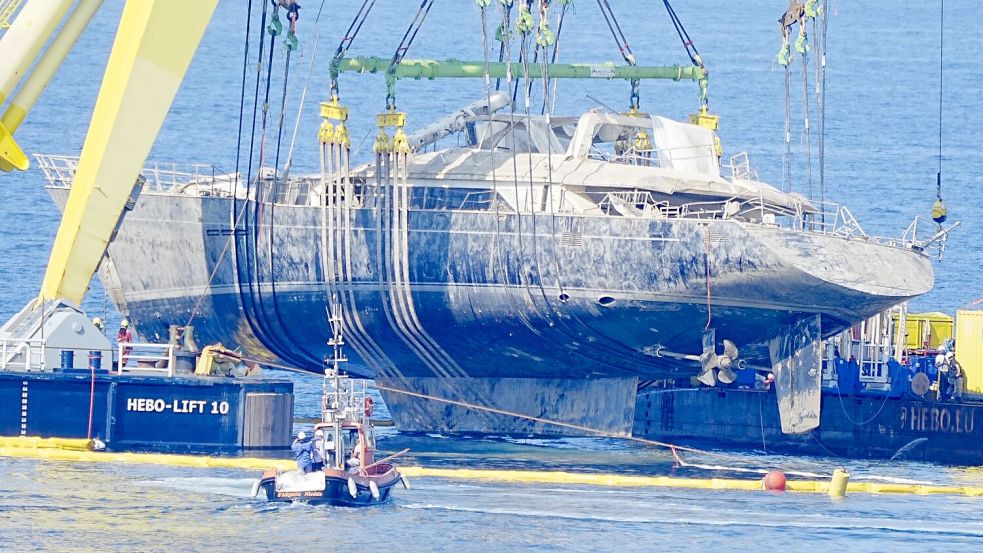 Nach zehn Monaten wurde die Luxusyacht komplett aus dem Wasser gehoben. Foto: Peter Byrne/PA Wire/dpa