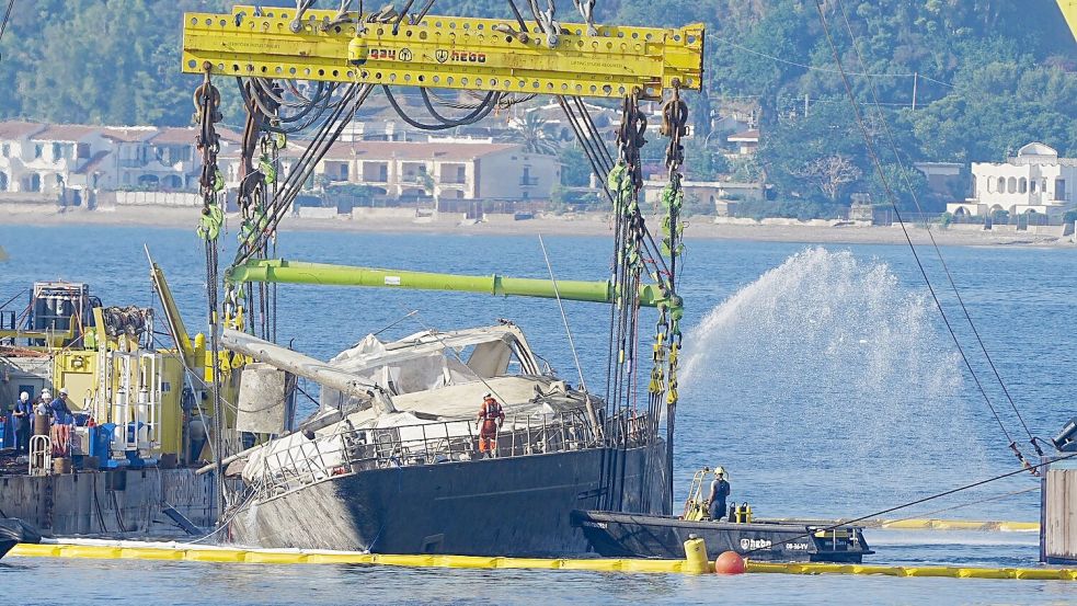Derzeit wird das Wrack leergepumpt und stabilisiert, bevor es für weitere Untersuchungen in den Hafen von Termini Imerese geschleppt werden soll. Foto: Peter Byrne/PA Wire/dpa