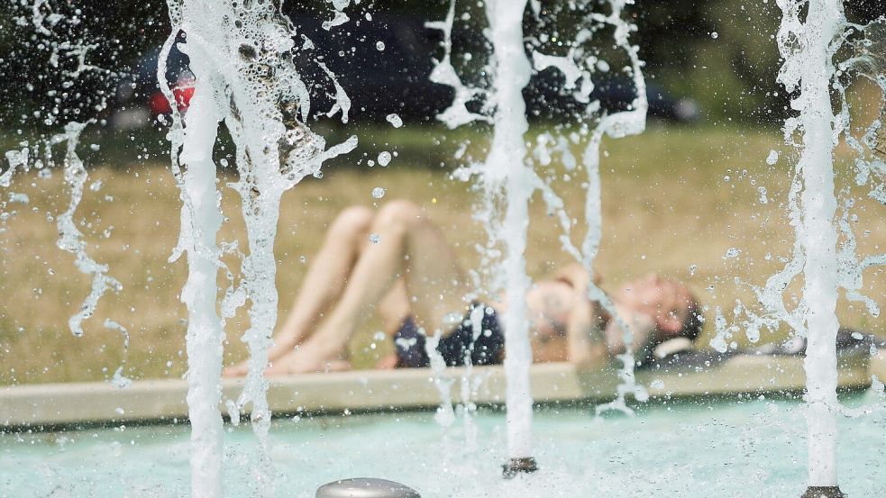 Vielen Menschen fanden am Samstag am Wasser etwas Abkühlung. Foto: Sebastian Willnow/dpa