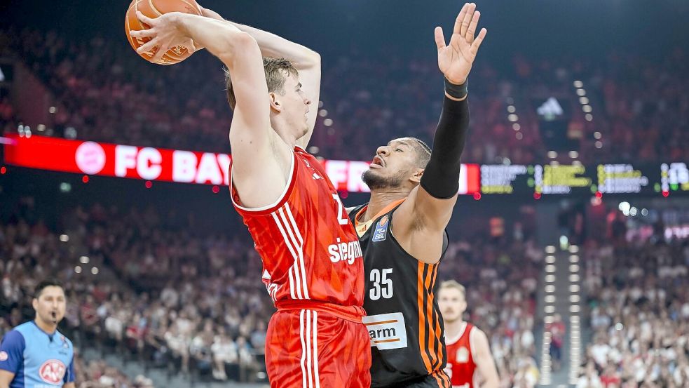 Der FC Bayern München um Justus Hollatz (l) und Ratiopharm Ulm mit Karim Jallow lieferten sich eine packende dritte Final-Partie. Foto: Harry Langer/dpa