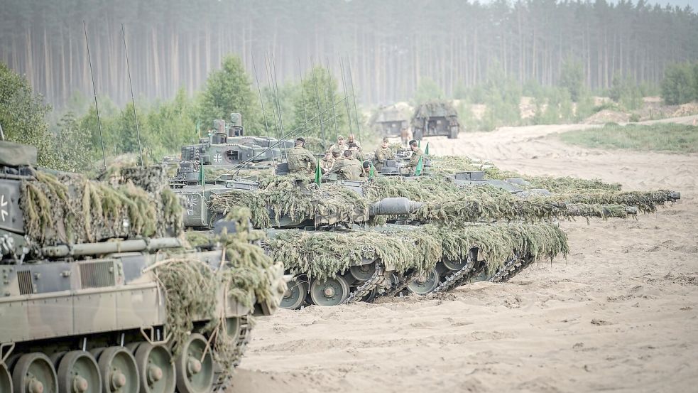 Geld verdienen mit Waffen? Eine knappe Mehrheit der Bundesbürger findet das vertretbar (Archivbild) Foto: Kay Nietfeld/dpa