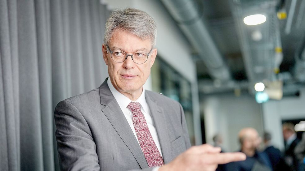 Verkehrsminister Schnieder will bis zum Spätsommer einen Plan entwerfen, in welche Richtung es mit der Bahn weitergehen soll. Foto: Kay Nietfeld/dpa