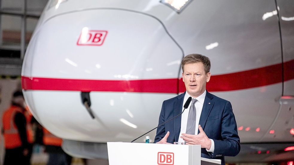 Bahnchef Richard Lutz dürfte noch einige Monate Zeit haben, bis eine Entscheidung über seinen Verbleib an der Konzernspitze getroffen wird. (Archivbild) Foto: Fabian Sommer/dpa
