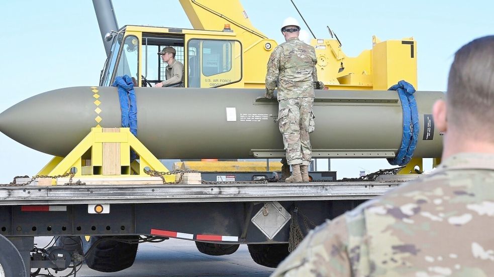 Die Bombe ist gut sechs Meter lang und mehr als 13 Tonnen schwer und kann auch tief unter der Oberfläche liegende Ziele angreifen. (Archivbild) Foto: Uncredited/US Air Force/dpa