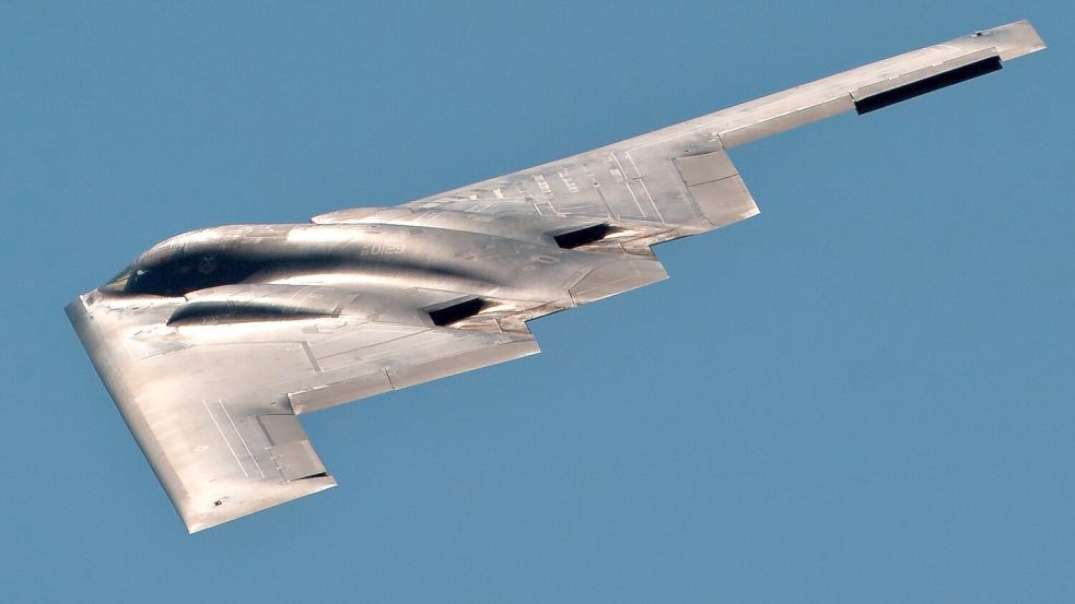 Die schwere Bombe vom Typ GBU-57 kann nur von B-2-Tarnkappenbombern der US-Luftwaffe abgeworfen werden. Foto: Nathan Gallahan/U.S. Air Force/dpa