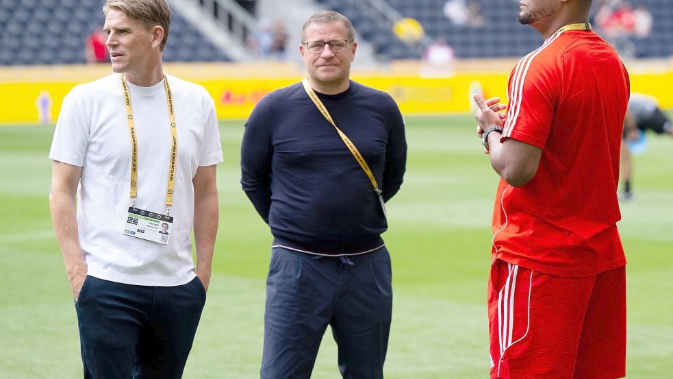 Beim ersten WM-Spiel waren Sportdirektor Christoph Freund (l) und Sportvorstand Max Eberl in den USA noch vereint. Rechts Trainer Vincent Kompany. Foto: Sven Hoppe/dpa