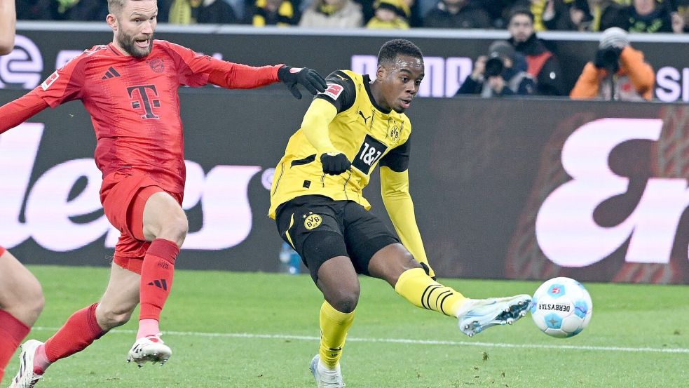 Jamie Gittens (r) war bislang Gegner des FC Bayern wie hier, als er im vergangenen Dezember in München zum 1:0 für Dortmund traf. Foto: Federico Gambarini/dpa