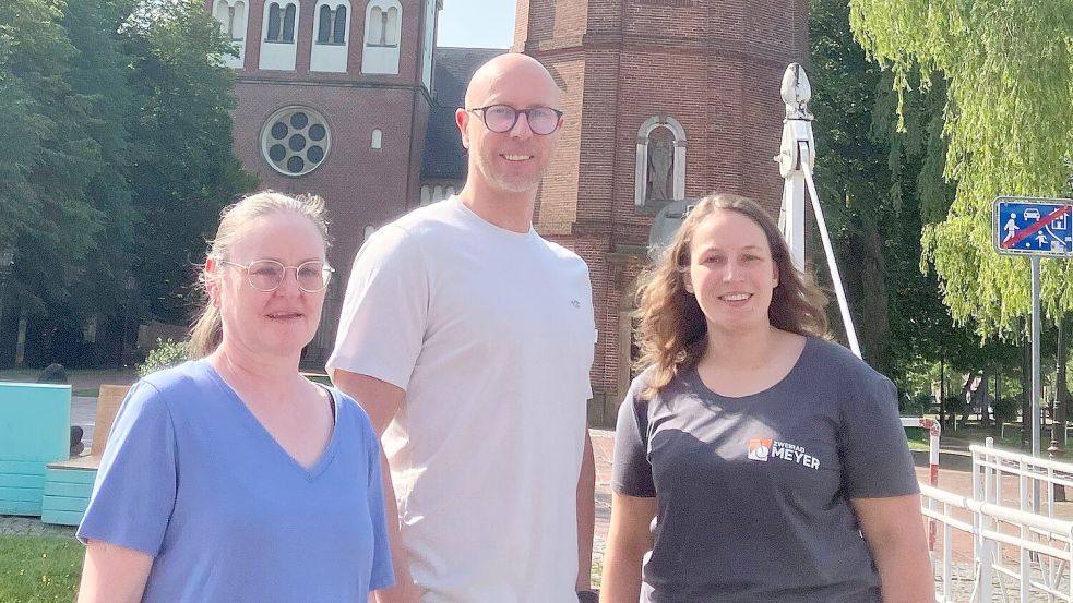 Den Julimarkt mit Braderie 2025 rund um den Alten Turm in Papenburg organisieren maßgeblich die Vorstandsmitglieder des Förderkreises Obenende (von links): Astrid Schumacher, Mathias Behnen und Katja Schürmann. Foto: Gerd Schade