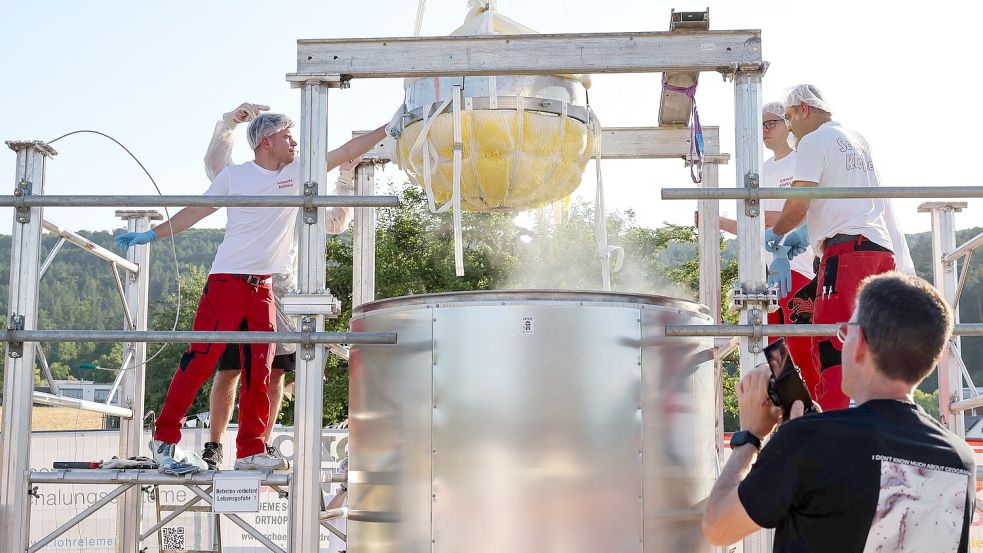 Bei ihrem 700-Jahr-Jubiläum haben die Einwohner von Wombach in Unterfranken einen rund 465 Kilo schweren Kartoffelkloß hergestellt. Foto: Daniel Löb/dpa