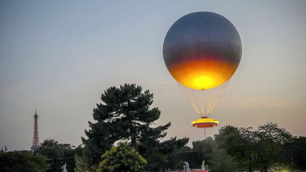 Viele Menschen in Paris hatten sich gewünscht, dass der olympische Ballon wieder in die Stadt zurückkehrt. Foto: Aurelien Morissard/AP/dpa