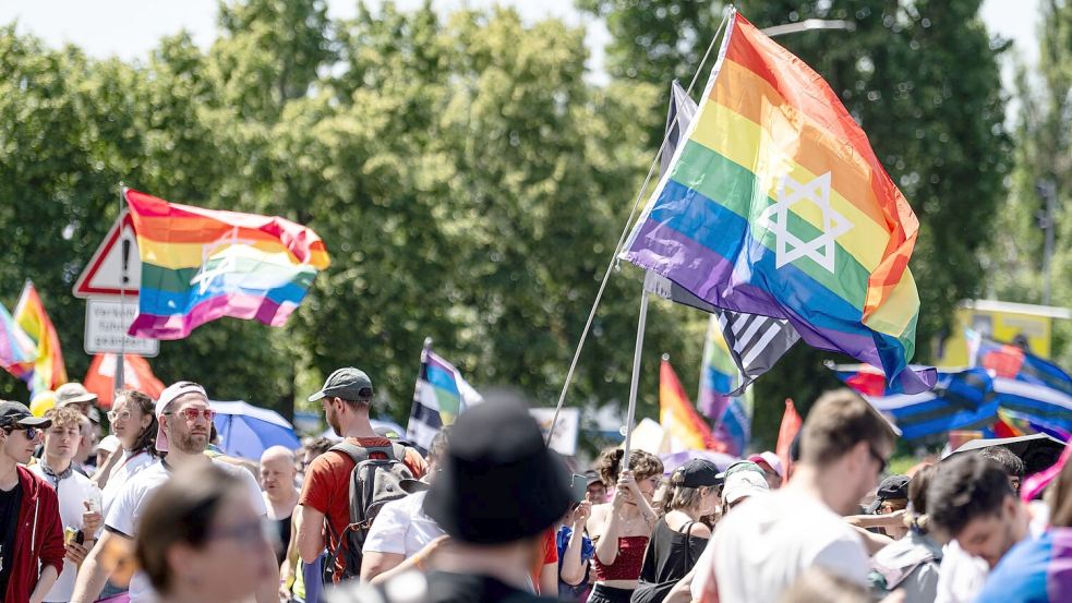 Hunderte Menschen zogen am Samstagnachmittag für Vielfalt und Toleranz durch Berlin-Marzahn. Foto: Fabian Sommer/dpa