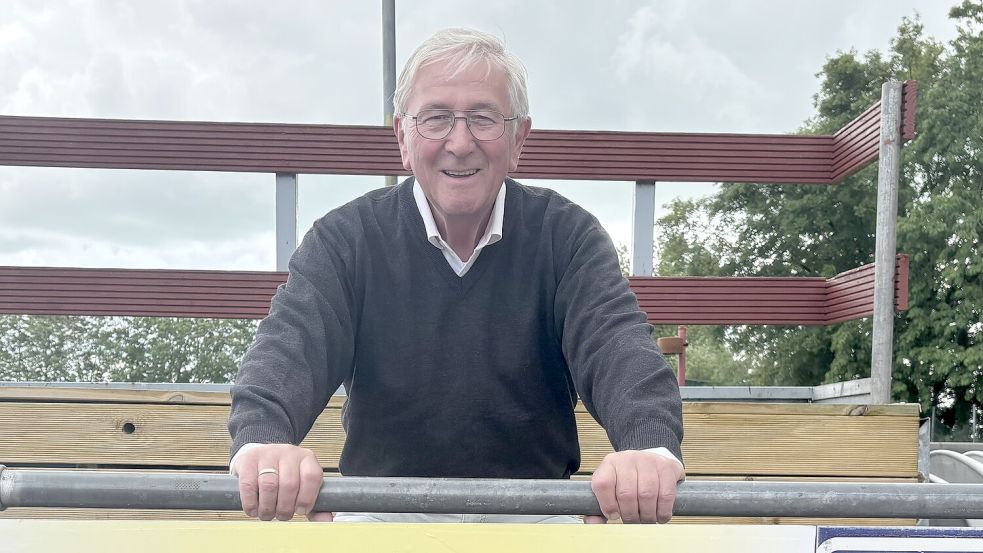 Temmo Hollander ist seit über 55 Jahren Mitglied beim SV JU 58. Inzwischen habe er so ziemlich alle Ehrungen, die ein Verein so verleihen kann. Fotos: Jasmin Oltmanns