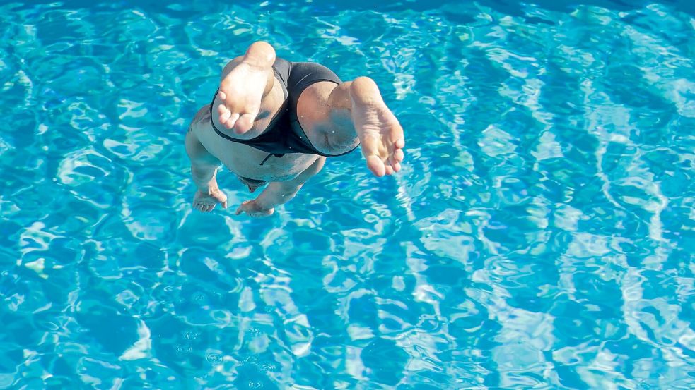 Abkühlung versprachen die vielen Schwimmbäder in Deutschland. Foto: Thomas Warnack/dpa