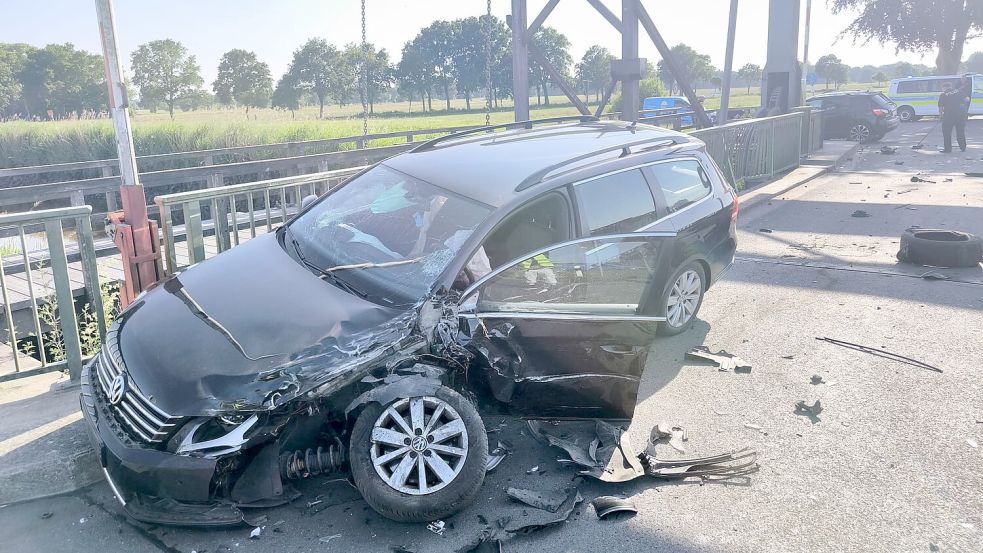 Das Fahrzeug des Ostrhauderfehners, der Vorfahrt auf der Brücke hatte, wurde bei dem Unfall stark beschädigt. Foto: Daniel Grüneke