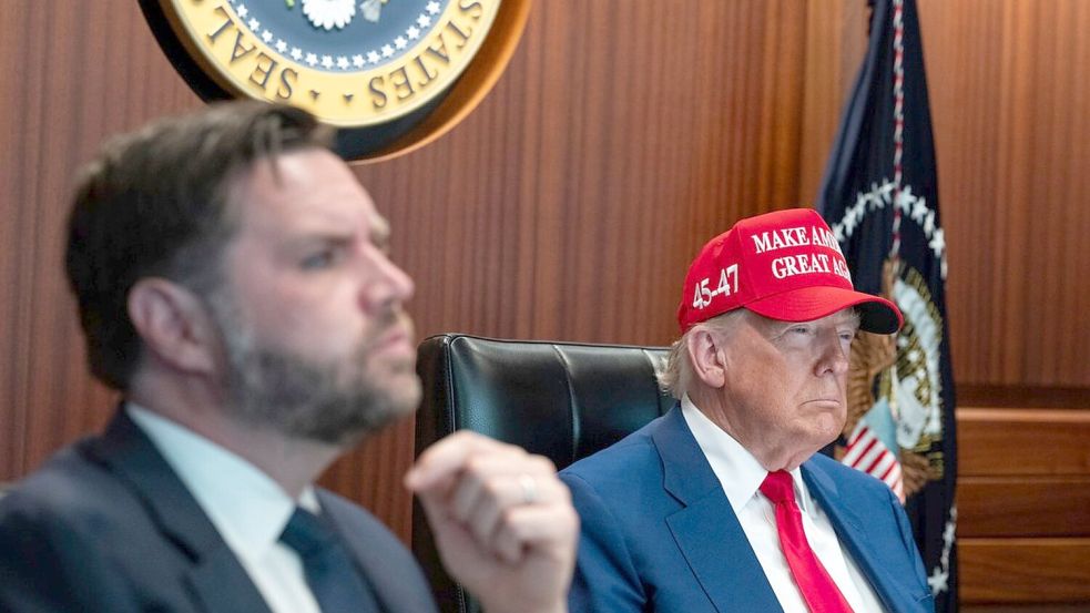 US-Präsident Donald Trump hat die Atomanlagen des Irans bombardieren lassen. Das wirft die Frage auf, ob der Konflikt jetzt eskalieren könnte. Foto: -/The White House via AP/dpa