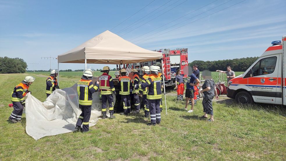 Drei Jungen sitzen bei großer Hitze im Auto und kommen nicht heraus. Die Feuerwehr zerstört schließlich eine Scheibe. Foto: Jonas Hermonies/Freiw. Feuerwehren Visselhövede/dpa