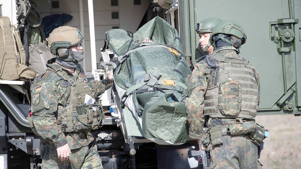 Bei Übungen wie hier in Düsseldorf ist die Versorgung von verwundeten längst etabliert. Doch die Bundeswehr will auhc für einen Ernstfall ausgestattet sein. Foto: Sven Simon/Imago