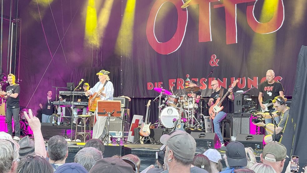 Otto trat mit der Band „Die Friesenjungs“ in Ramsloh auf. Foto: Carsten Ammermann