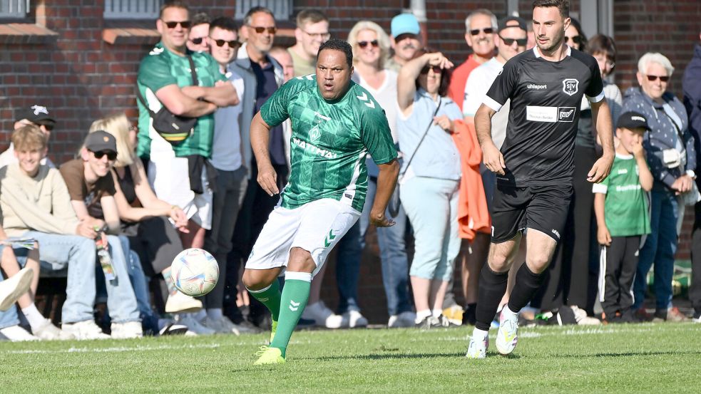 „Kugelblitz“ Ailton ist immer eine der Attraktionen bei Werder. Gegen Carolinensiel erzielte er beim 3:0 zwei Tore. Foto: Doden/Blomberg