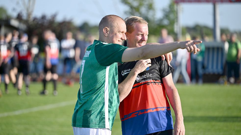 Ivan Klasnic im Plausch mit Timo Schultz. Foto: Doden/Blomberg