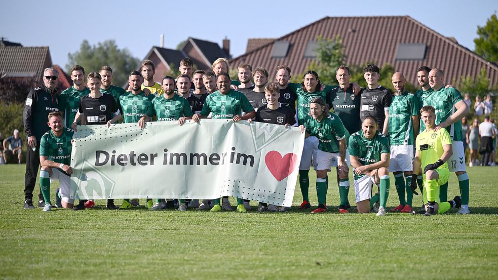 Die Teams von Carolinensiel und Werder gedachten vor dem ersten Spiel Dieter Burdenski. Foto: Doden/Blomberg