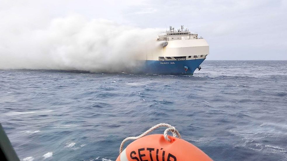Auf diesem von der portugiesischen Marine zur Verfügung gestellten Foto steigt Rauch aus dem brennenden Autotransportschiff „Felicity Ace“. Der Frachter mit knapp 4000 Autos der VW-Gruppe ist am 1. März 2022 im Atlantik gesunken. Foto: dpa