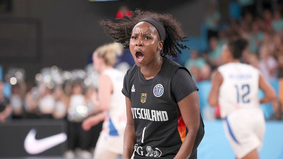 Alexis Peterson und die deutschen Basketballerinnen stehen im EM-Viertelfinale. Foto: Christian Charisius/dpa