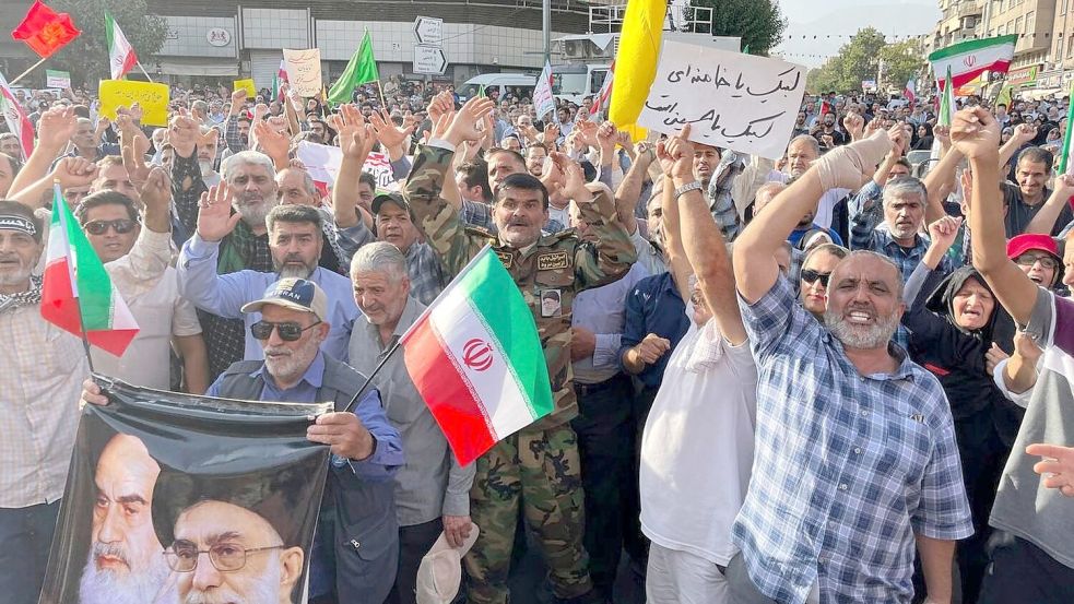 Staatlich organisiert protestieren Menschen in Teheran gegen die US-Angriffe. Foto: Vahid Salemi/AP/dpa