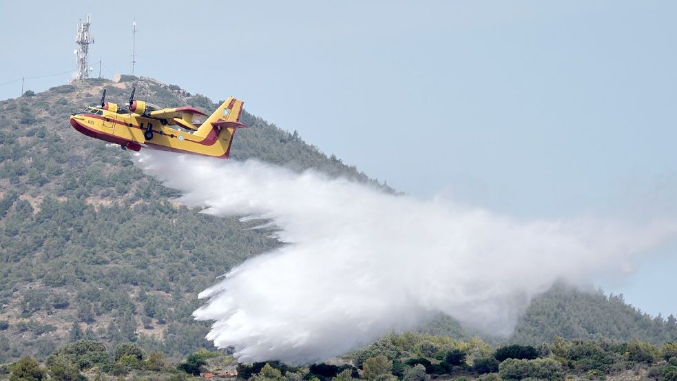 Feuer sind in den Sommermonaten auf Griechenland nicht ungewöhnlich. Bei den derzeitigen Bränden auf der Insel Chios vermuten die Behörden Brandstiftung. (Symbolfoto) Foto: Thanassis Stavrakis/AP/dpa