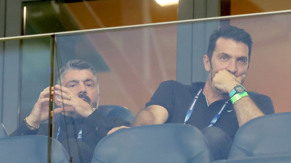 Italiens neuer Nationaltrainer Gennaro Gattuso (l) erlebte ein spannendes K.o.-Duell. Foto: Branislav Racko/dpa