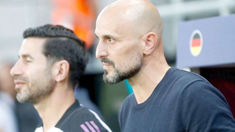 U21-Nationaltrainer Antonio Di Salvo (r) erlebte einen höchst intensiven Abend. Foto: Branislav Racko/dpa